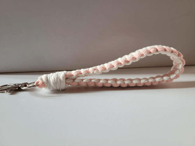 Porte clef macramé rose et blanc
