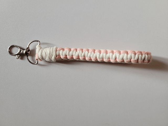 Porte clef macramé rose et blanc
